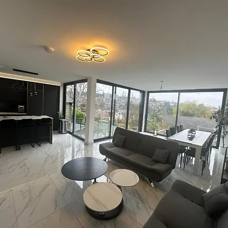 Luxurious & Elegant 6-Bed House Villa